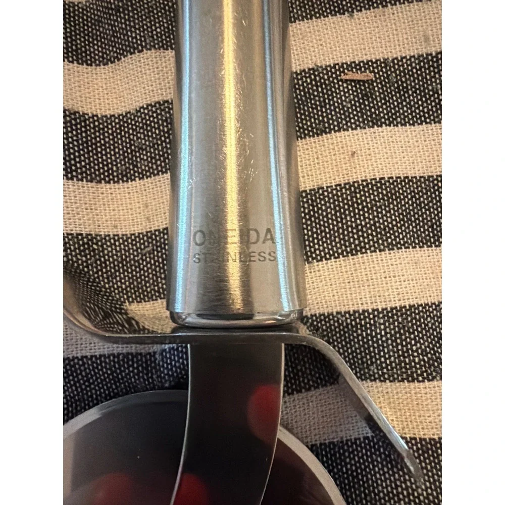 Oneida Stainless Steel Pizza Cutter Silver Rotary Blade Kitchen Tool Slicer